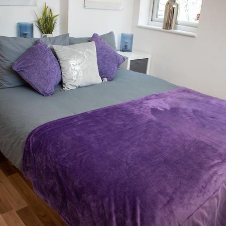 121 Studio - Central Studio Apartment, Terrace & Full Kitchen - Airport & Train Shuttle Бішопс-Стортфорд Екстер'єр фото