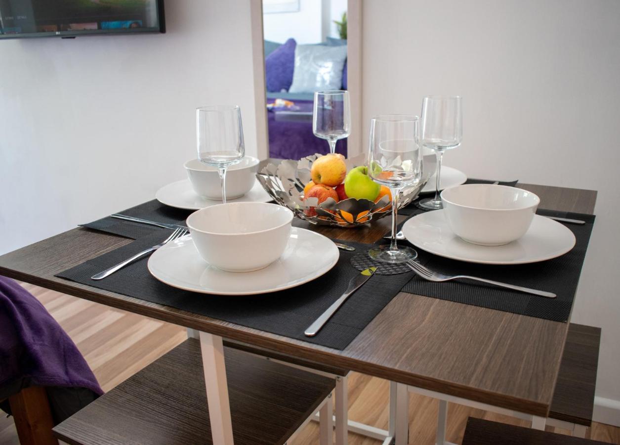 121 Studio - Central Studio Apartment, Terrace & Full Kitchen - Airport & Train Shuttle Бішопс-Стортфорд Екстер'єр фото