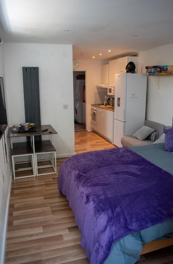 121 Studio - Central Studio Apartment, Terrace & Full Kitchen - Airport & Train Shuttle Бішопс-Стортфорд Екстер'єр фото