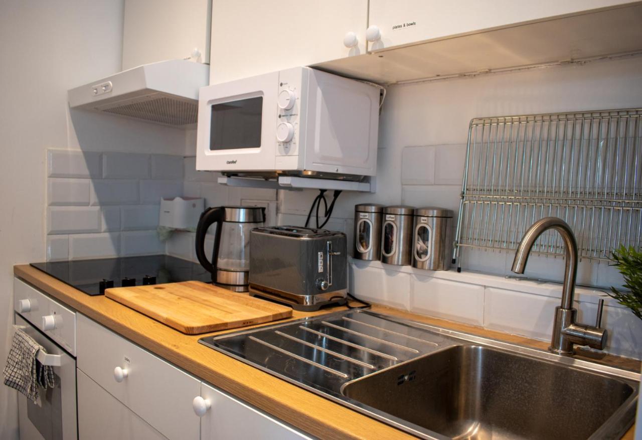 121 Studio - Central Studio Apartment, Terrace & Full Kitchen - Airport & Train Shuttle Бішопс-Стортфорд Екстер'єр фото