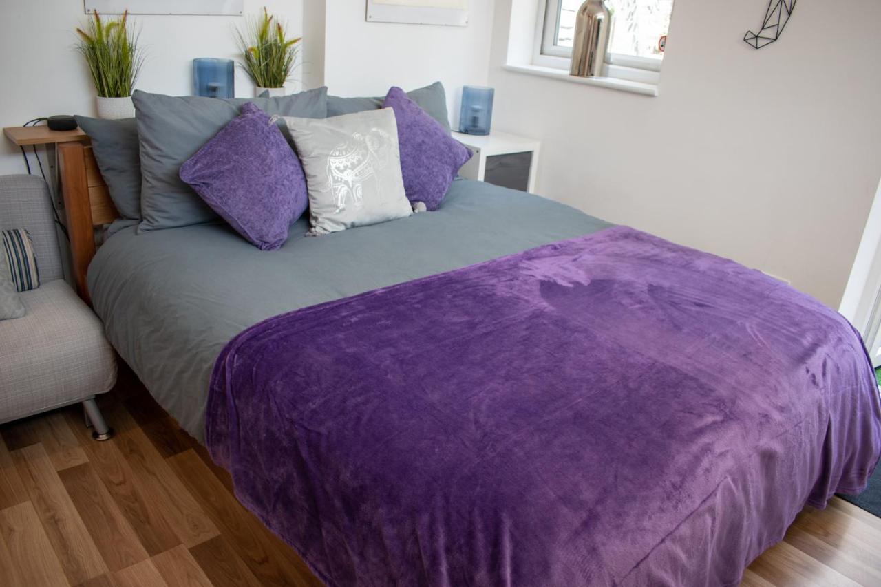 121 Studio - Central Studio Apartment, Terrace & Full Kitchen - Airport & Train Shuttle Бішопс-Стортфорд Екстер'єр фото