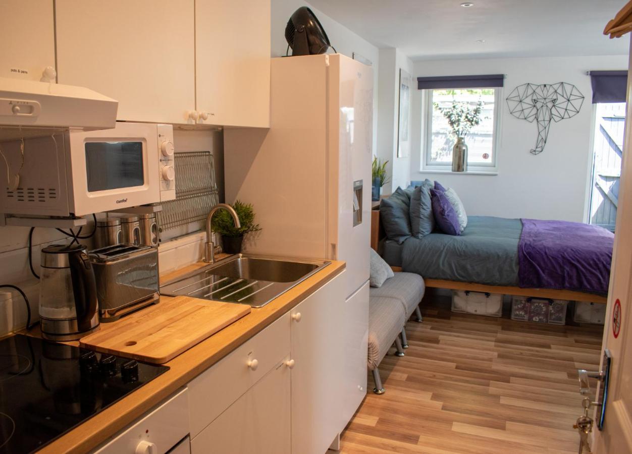 121 Studio - Central Studio Apartment, Terrace & Full Kitchen - Airport & Train Shuttle Бішопс-Стортфорд Екстер'єр фото