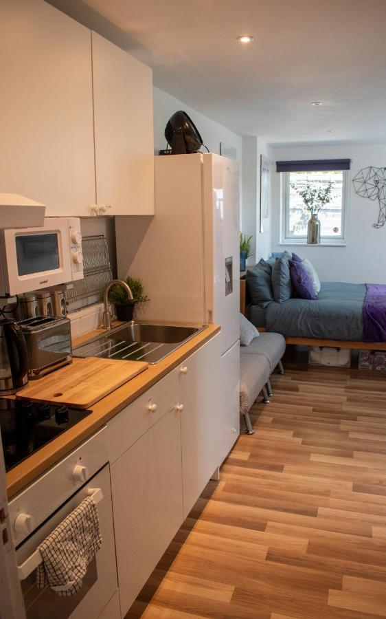 121 Studio - Central Studio Apartment, Terrace & Full Kitchen - Airport & Train Shuttle Бішопс-Стортфорд Екстер'єр фото