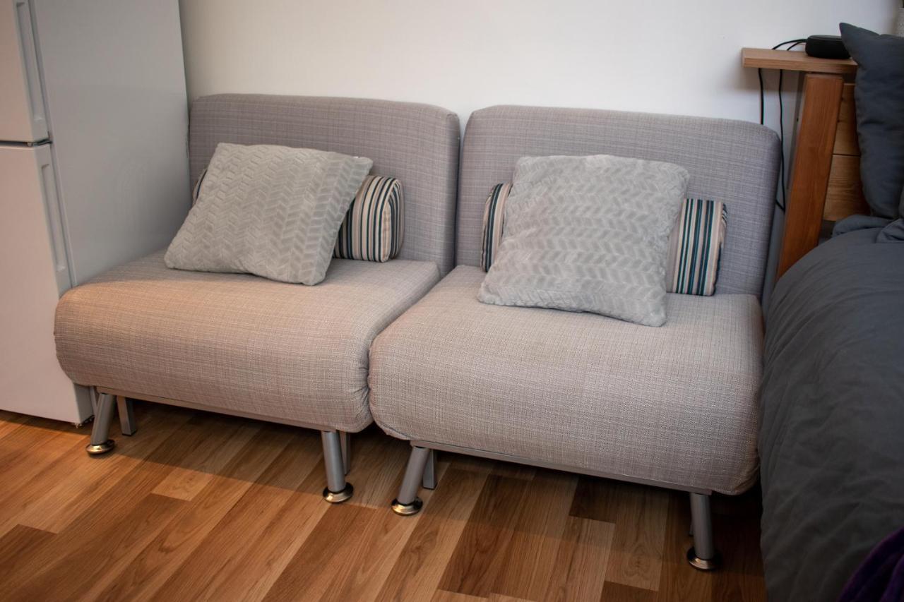 121 Studio - Central Studio Apartment, Terrace & Full Kitchen - Airport & Train Shuttle Бішопс-Стортфорд Екстер'єр фото